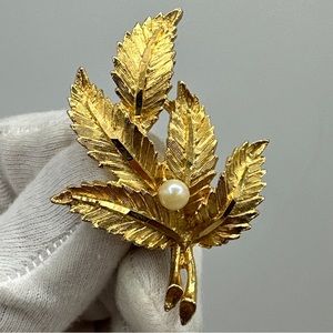 Vintage Retro  BSK brooch Leaf‎ W Pearl #393
